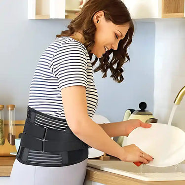 Femme portant une Ceinture pour Mal de Dos de soutien lombaire Cocoonease tout en faisant la vaisselle, idéale pour soulager le dos au quotidien.